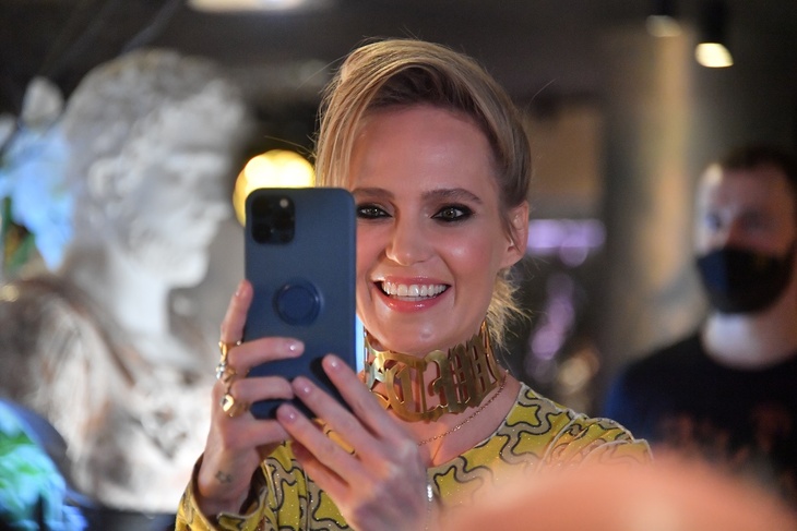 «Полнейшее днище»: подписчики высмеяли танцы Глюкозы на камеру