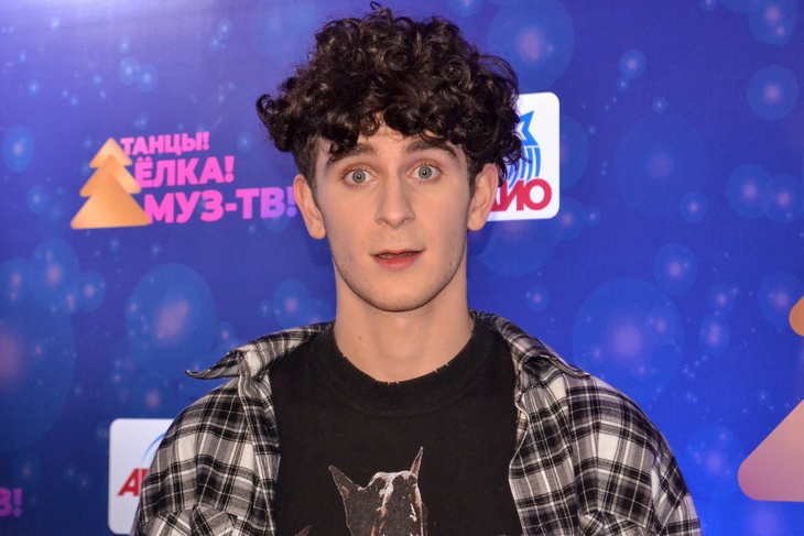 Семенович, Карнавал, Седокова и Лорак померились грудью на съемках новогоднего шоу «МУЗ-ТВ»: фото