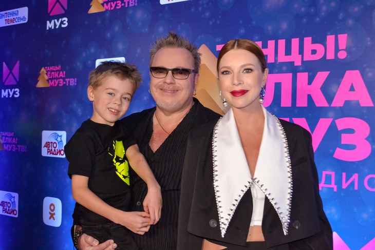 Семенович, Карнавал, Седокова и Лорак померились грудью на съемках новогоднего шоу «МУЗ-ТВ»: фото