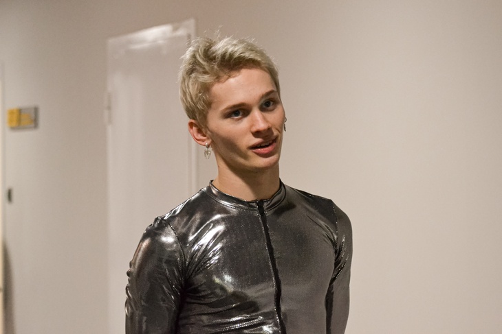 Подписчики перепутали Милохина с девочкой из-за его голубого макияжа: видео