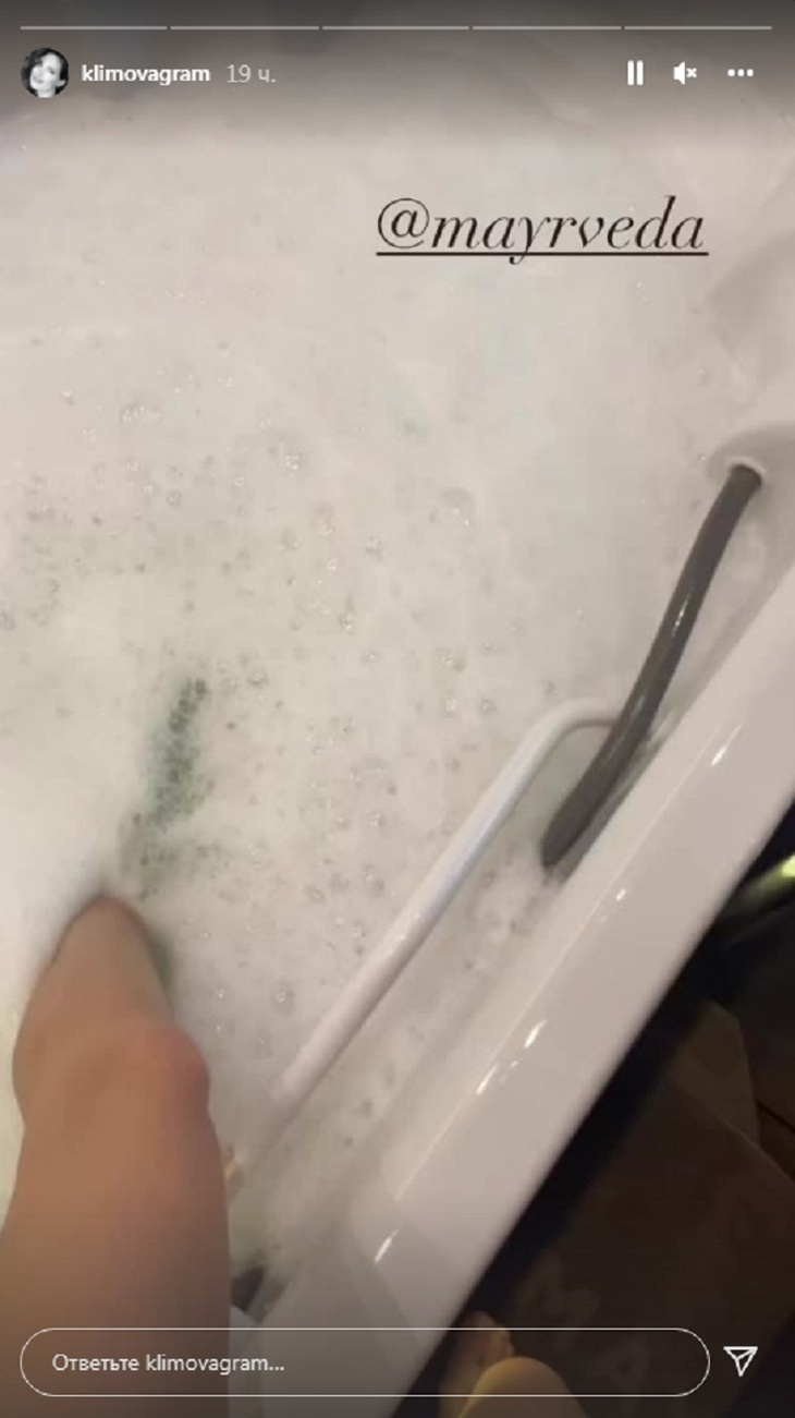 Потешила фантазию фанатов: обнаженная Климова опустилась в пенную ванну