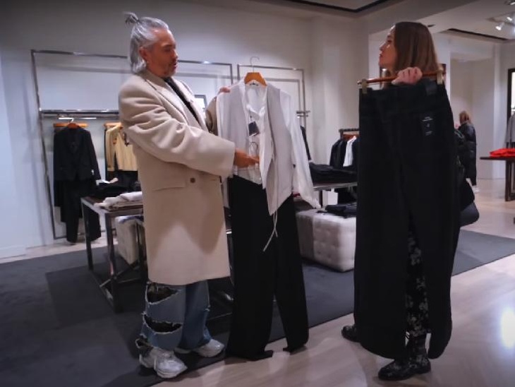 «Все припрутся в адских платьях»: Рогов посоветовал стильный новогодний наряд