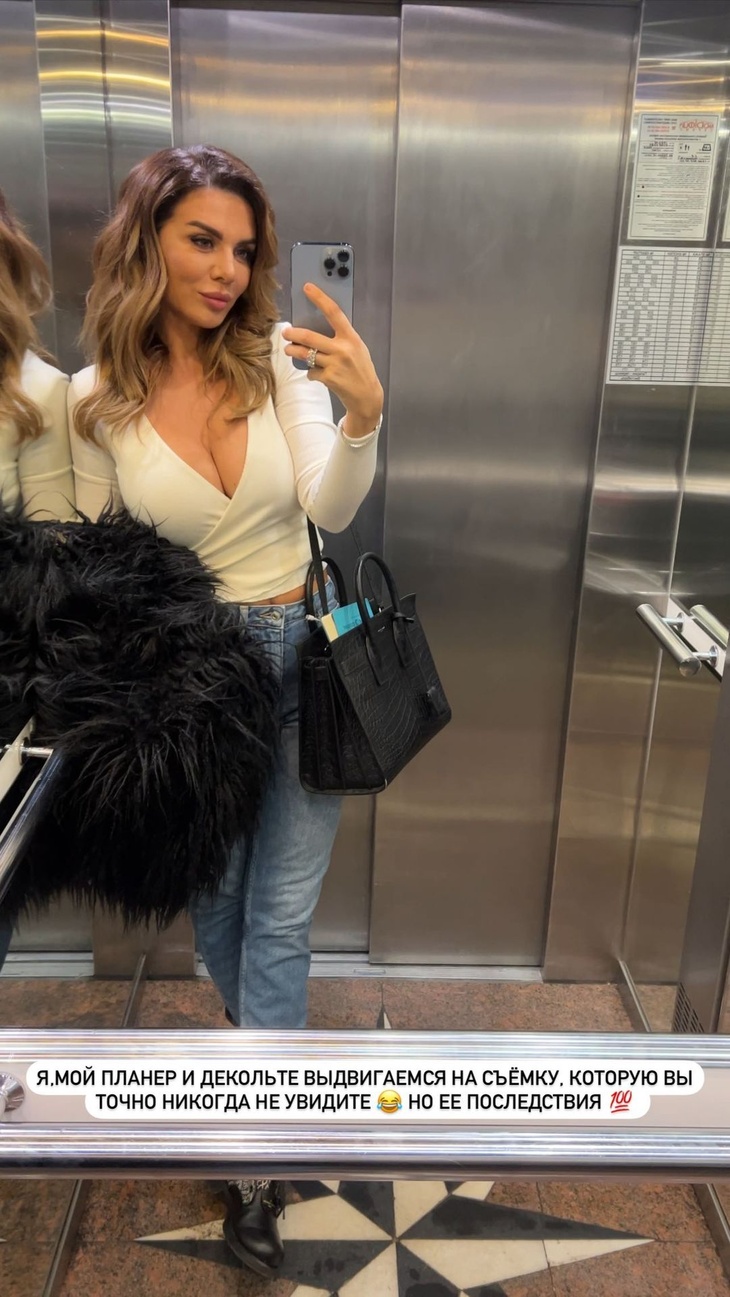 Седокова выставила «наливные бидоны» в кофте с экстремальным декольте Седокова выставила «наливные бидоны» в кофте с экстремальным декольте