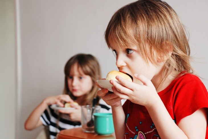 Может быть страшная аллергия: какую еду с новогоднего стола строго запрещено давать детям