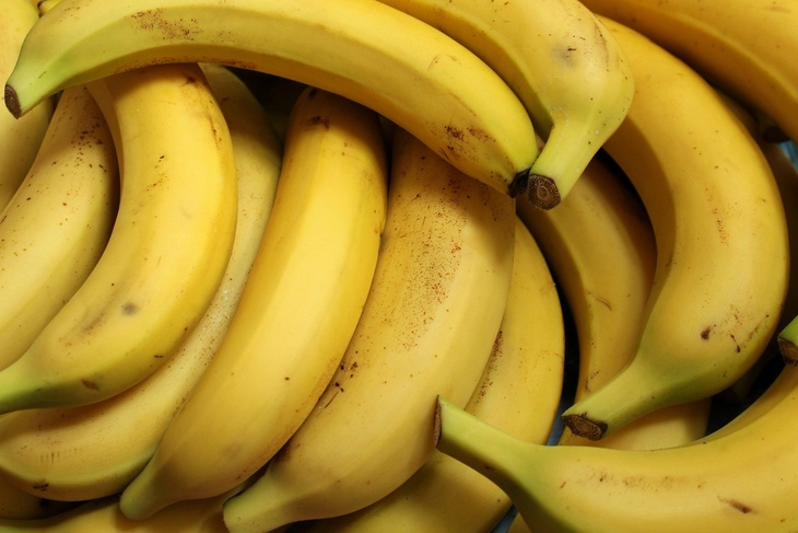 Не выйдете из туалета: врач-диетолог назвала категорию людей, которой опасно есть бананы