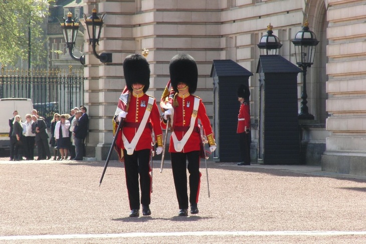 Прохожие в шоке, но молчали: британская королевская гвардия прошлась по ребенку на дежурстве