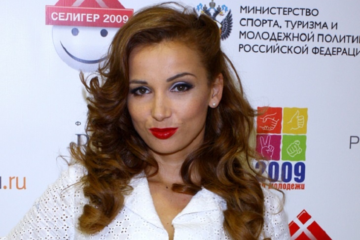 «Соски не стоят»: Чехова в бассейне показала грудь и раздвинула ноги