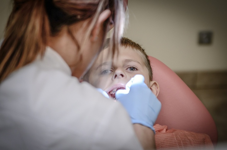 Стоматолог объяснила, что опасно делать после удаления зуба