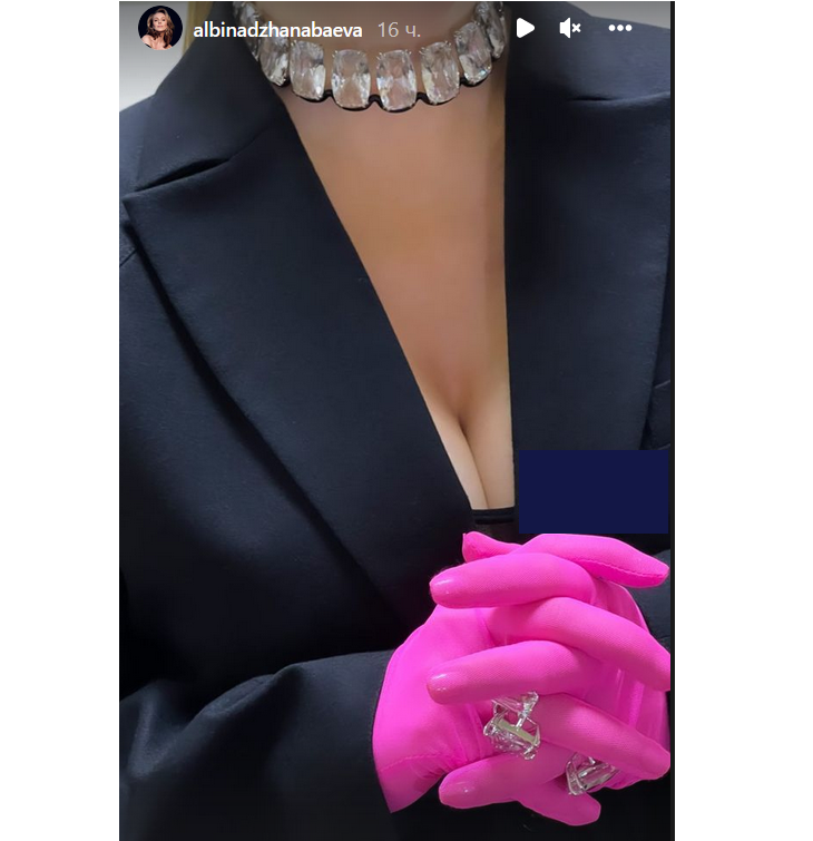 Джанабаева эротично сжала упругие «дыньки» в декольте: видео