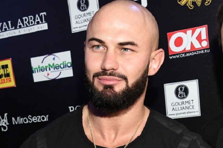 Джиган с волосами и в панталонах рассмешил поклонников: видео