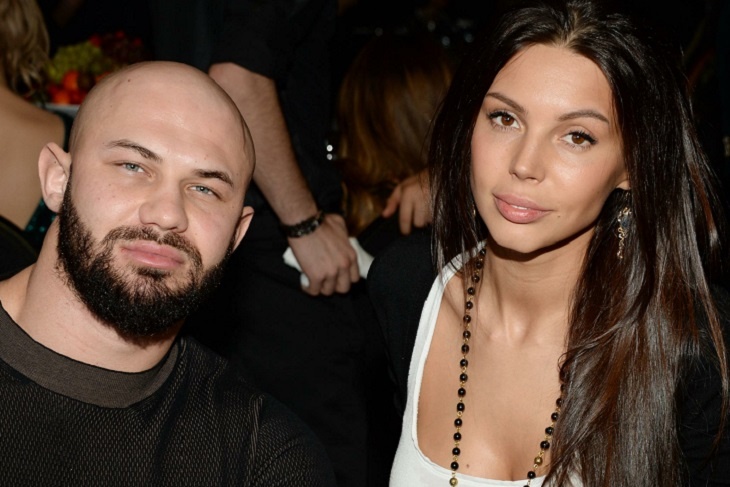 Самойлова в крошечных трусиках еле прикрыла «бутон»: видео