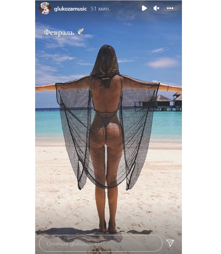 Глюкоза в стрингах поделила упругий «персик» пополам