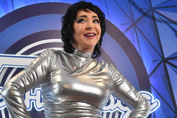 Лолита Милявская обнажила шикарный бюст в глубоком декольте: видео