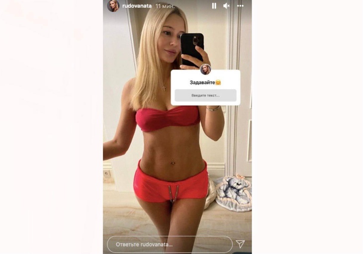Рудова подразнила «набухшими вишенками» в крошечном топе без лифчика