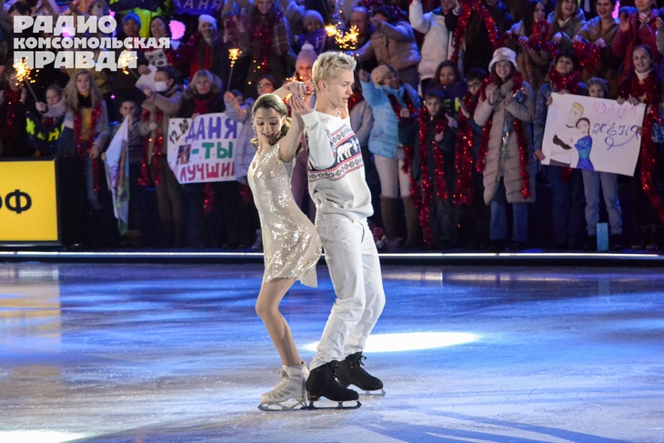 Самый новогодний поцелуй: фоторепортаж с долгожданного номера Милохина и Медведевой 