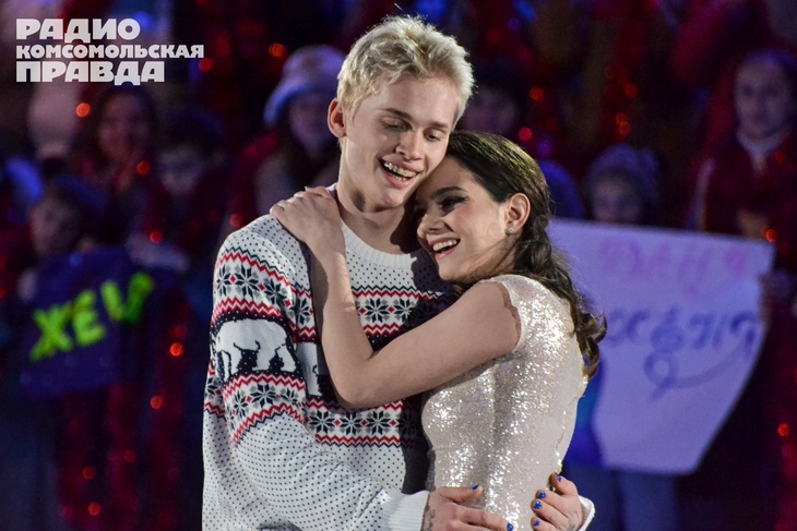 Самый новогодний поцелуй: фоторепортаж с долгожданного номера Милохина и Медведевой 