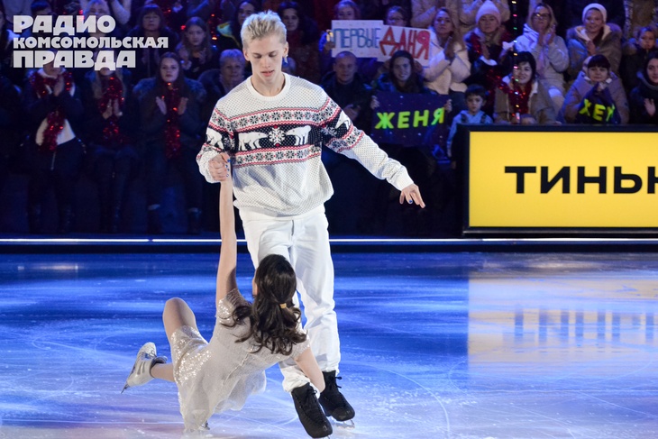 Самый новогодний поцелуй: фоторепортаж с долгожданного номера Милохина и Медведевой 