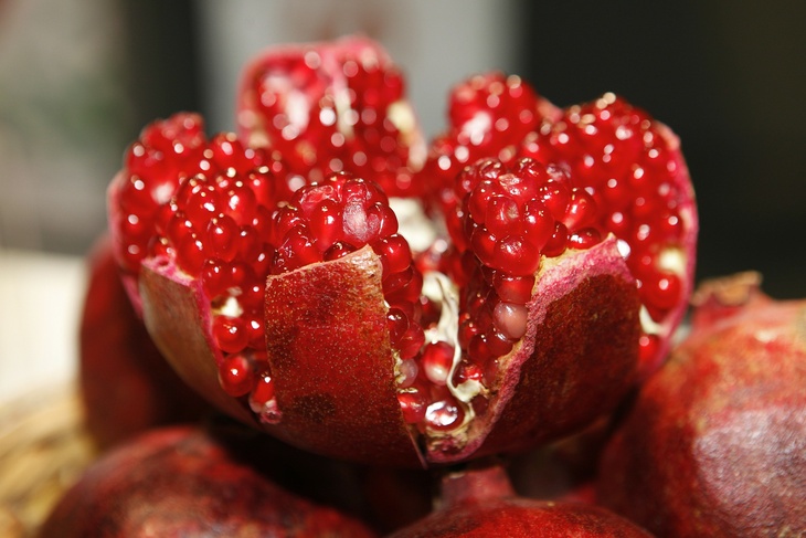 Бережет от страшной смерти: назван единственный фрукт, спасающий от большинства видов рака