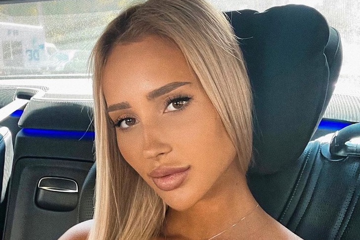 «Буйки выпирают»: пышногрудая любовница Тимати обтянула макси-бюст водолазкой