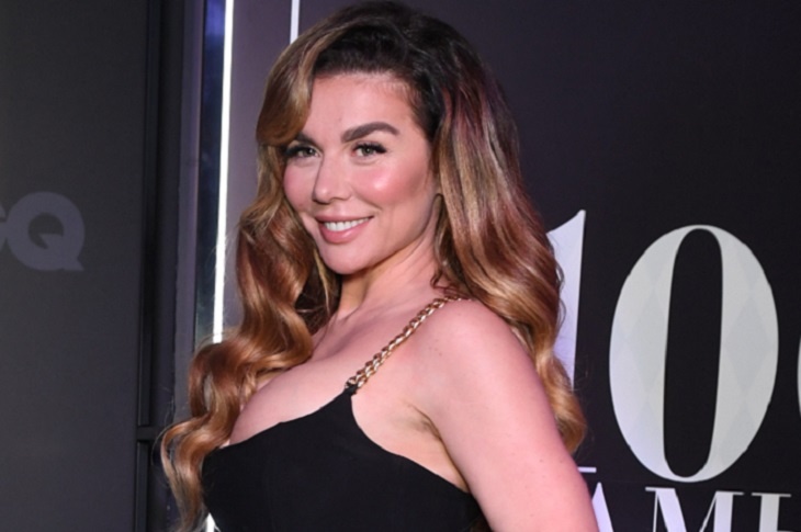 Седокова на пляже без лифчика поразила реальным размером груди