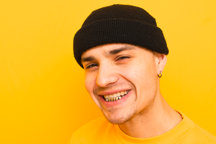 Стоматолог объяснил, почему нельзя украшать зубы стразами