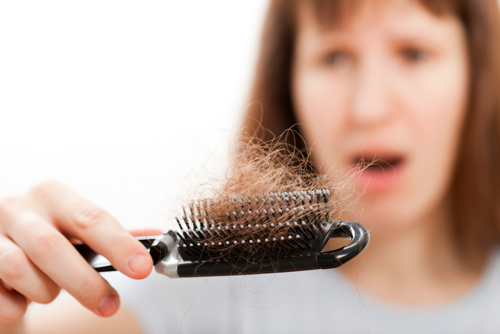 Эксперт объяснил, почему зимой сильнее выпадают волосы и как это остановить