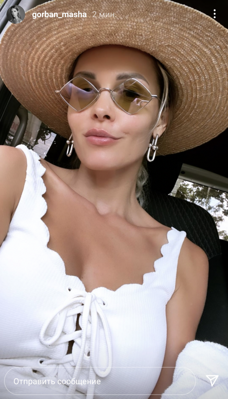 Горбань в крохотном топе без белья показала стоячую грудь