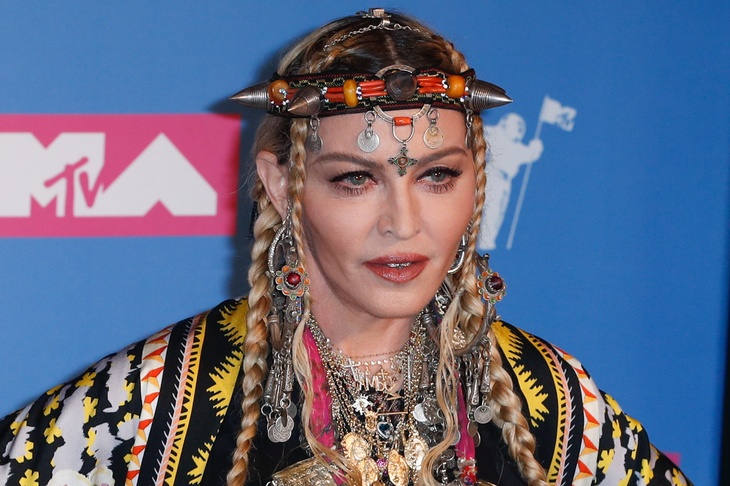  «Хоть соски прикрыла»: Мадонна обтянула «силиконовые шары» кружевным боди