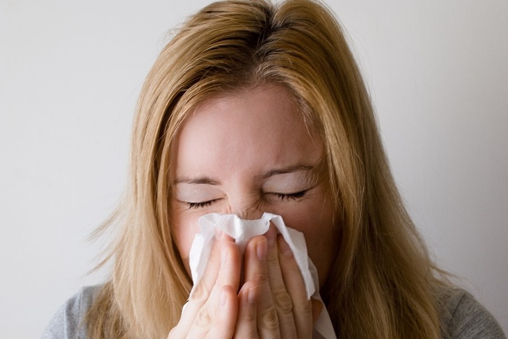 Першение в горле и боли: в Минздраве заявили, что симптомы «омикрона» можно спутать с гриппом