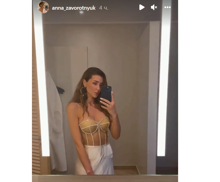 Дочь Заворотнюк не вместила большую грудь в тугой корсет: видео