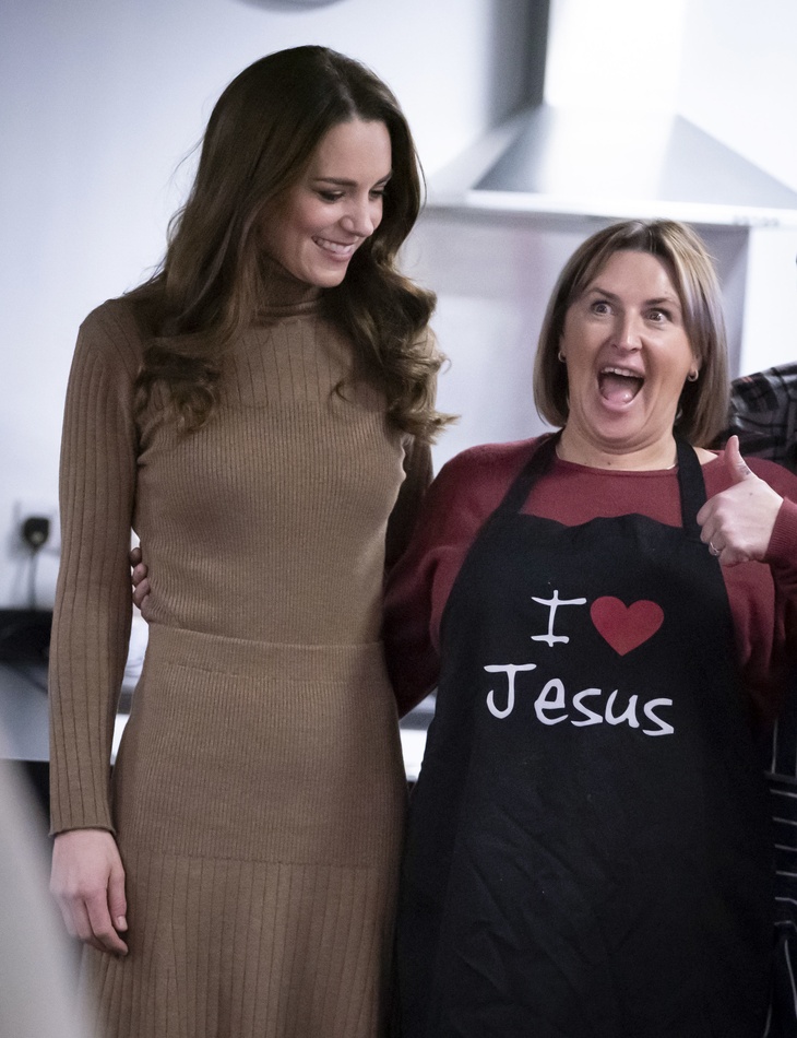 Кейт Миддлтон вышла в свет в базовом пальто цвета карамели за 36 тысяч рублей