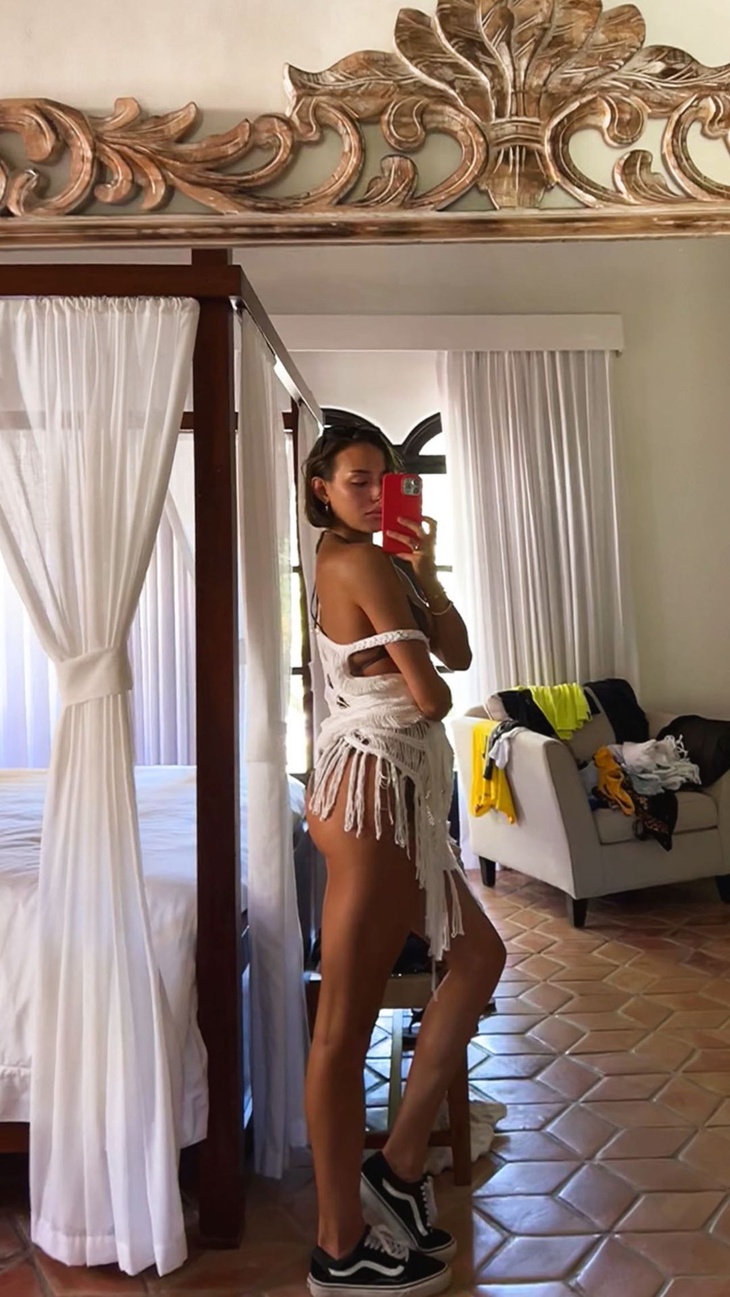 Красотка-любовница Тимати оголила «сочный орех», задрав крошечное платье