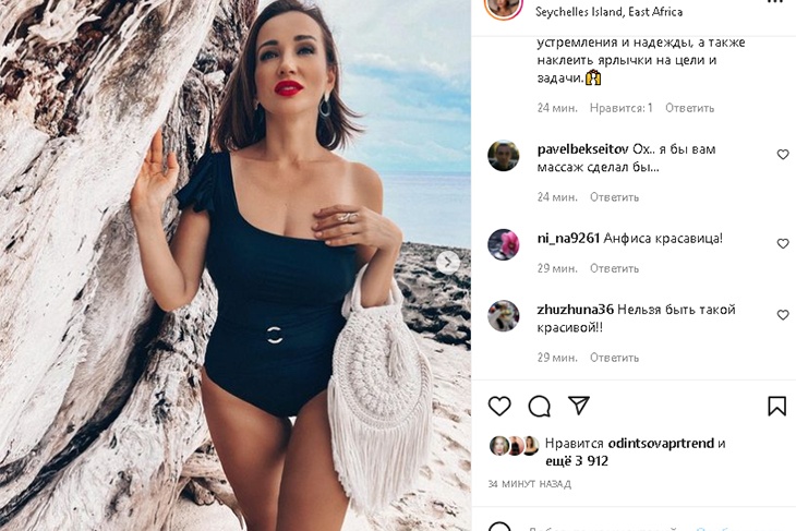 «Ох, я бы вам…»: сочная Анфиса Чехова в монокини разбудила фантазию у мужчин