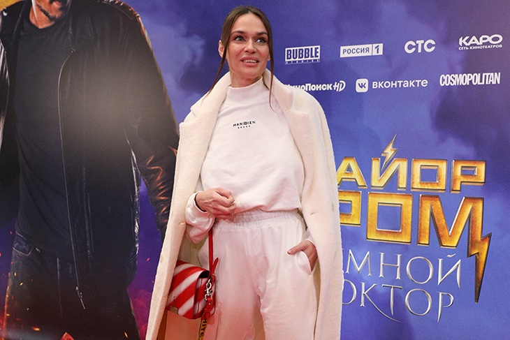 «Спасибо тебе»: Водонаева повергла в шок огромными буферами, выпавшими из едва заметного купальника