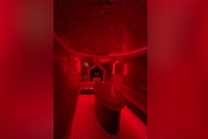 «Минимум еды»: Витас на 21 день заточил себя в красном бункере