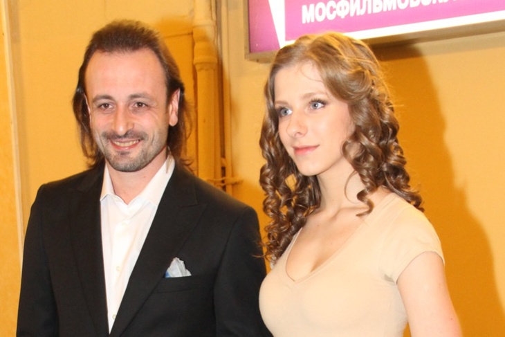 Молодая красотка-жена Авербуха Арзамасова покрасовалась в бикини перед возлюбленным: видео