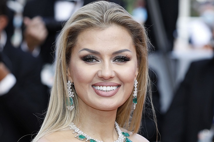 Боня в стрингах на пляже оттопырила загорелый массивный «орех»: видео