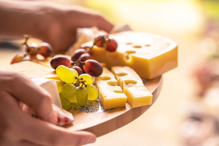Спасает от остеопороза: врач Мясников назвал самые богатые кальцием сорта сыра 