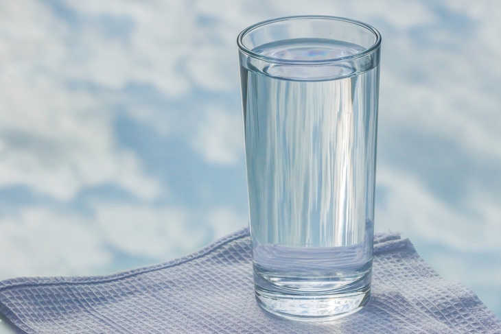 Излечит от всех недугов: названа главная причина пить стакан воды утром натощак 