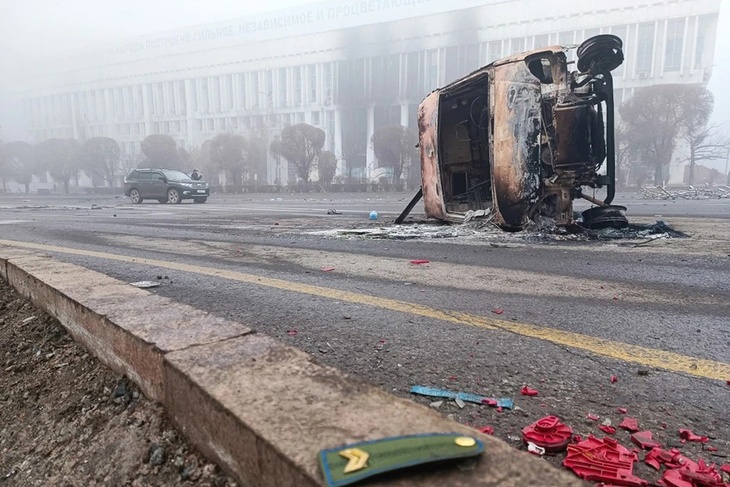 После беспорядков и погромов в Алма-Ате остались сожженные машины и здания. На мирные протесты это никак не тянет.