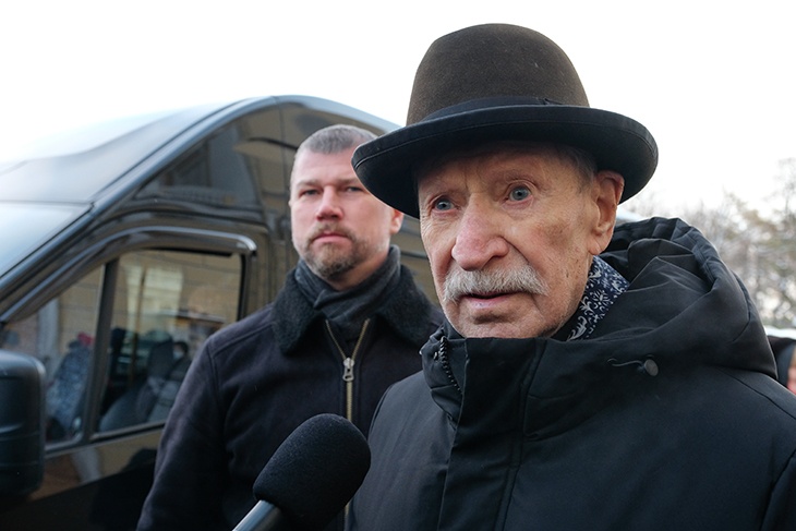 Никто не эвакуировал: 91-летний больной актер Краско оказался заперт в полыхающем доме