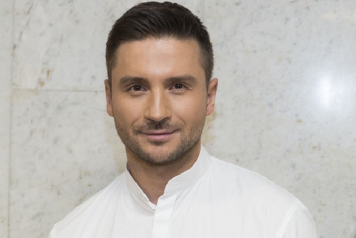 «Пляжная оголенка»: Лазарев эротично спустил трусы