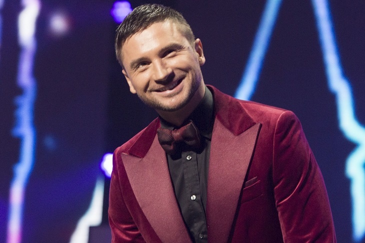 Лазарев сексуально спустил красные плавки и взбудоражил фанатов