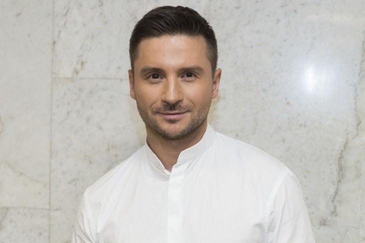 Лазарев в бассейне подразнил фанатов обнаженным телом: видео