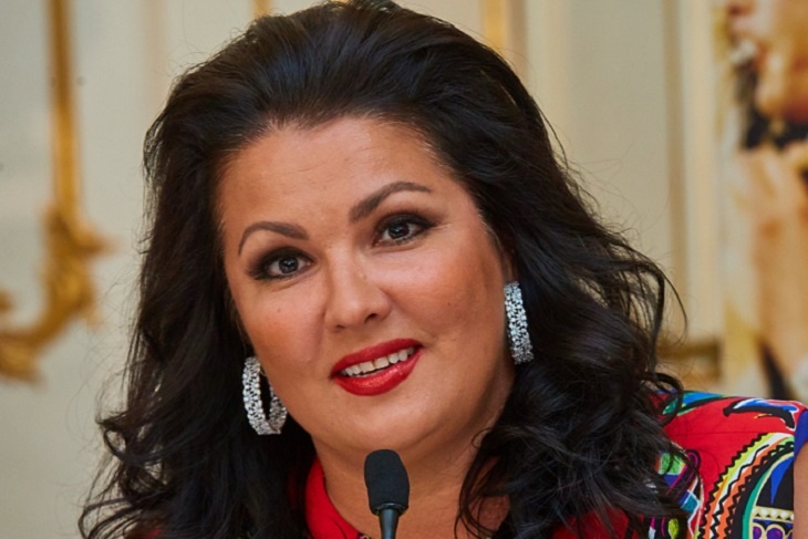 Нетребко приготовила аппетитные рулетики из кролика: видео