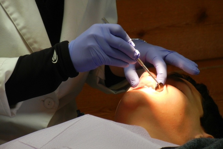 Стоматолог объяснила, почему удалять и вставлять зубы нужно одновременно