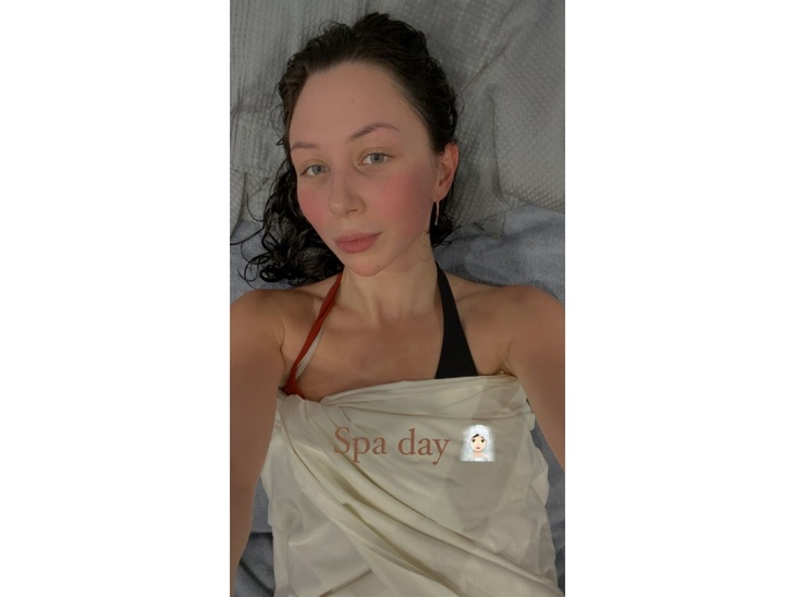 Мокрая и эффектная: Туктамышева запечатлелась в простынке после бани 