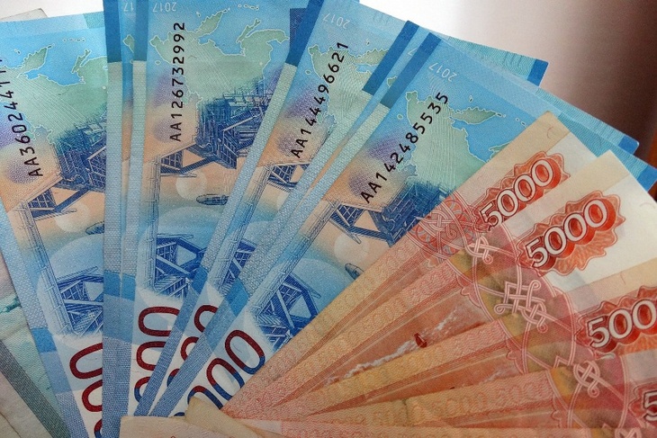 Обвал рубля только на руку: россияне принялись обменивать доллары на «деревянные»