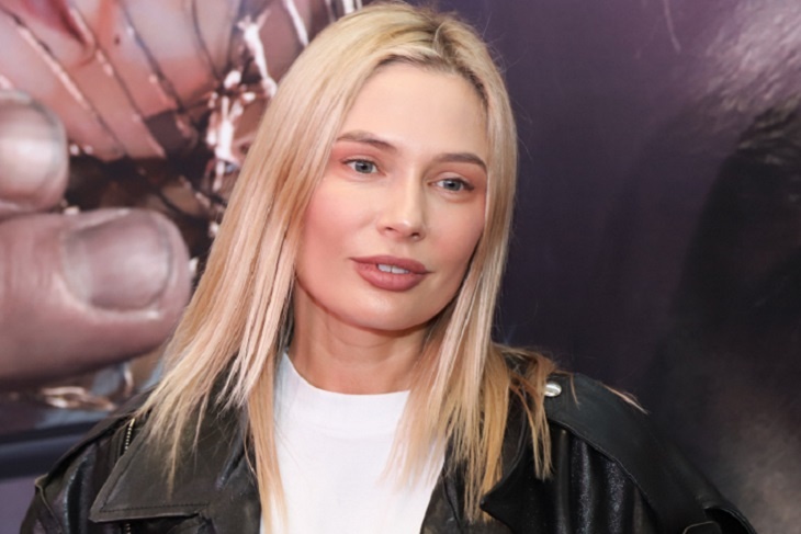 Рудова в крошечном лифе бикини обнажила упругие «мячики»