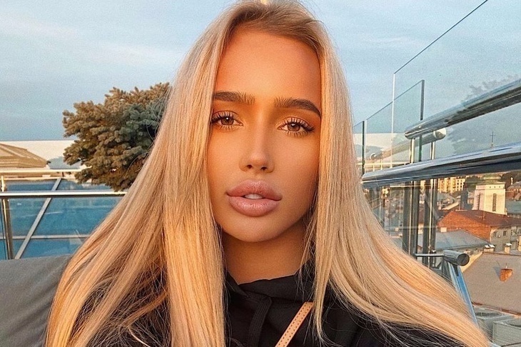 Пышногрудая любовница Тимати потрясла «сочными арбузами» в платье с декольте